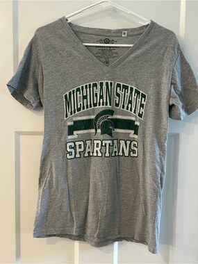 Michigan State Spartans Women’s V-neck T-Shirt size Medium gray